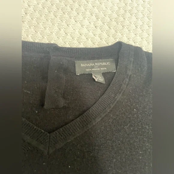 Banana Republic long sleeve v-neck black sweater - Picture 9 of 10